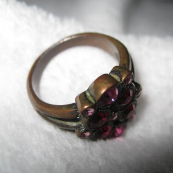 Gold Tone Ring w/ Glass Stones Vintage Size 7 - Picture 13 of 16